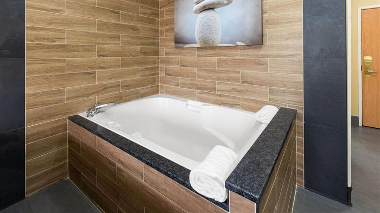 Baymont by Wyndham Paw Paw Suite