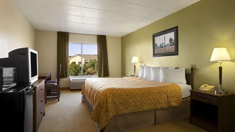 Travelodge by Wyndham Lansing IL Room