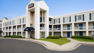 Travelodge by Wyndham Lansing IL
