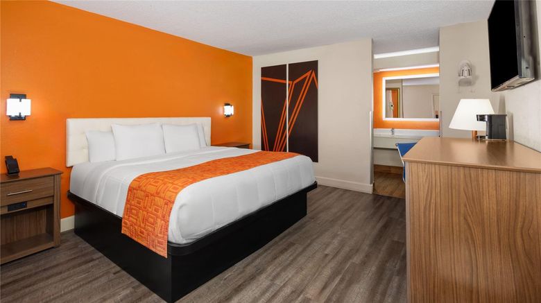 <b>Howard Johnson Express Inn Savannah Room</b>. Images powered by <a href="https://iceportal.shijigroup.com/" title="IcePortal" target="_blank">IcePortal</a>.