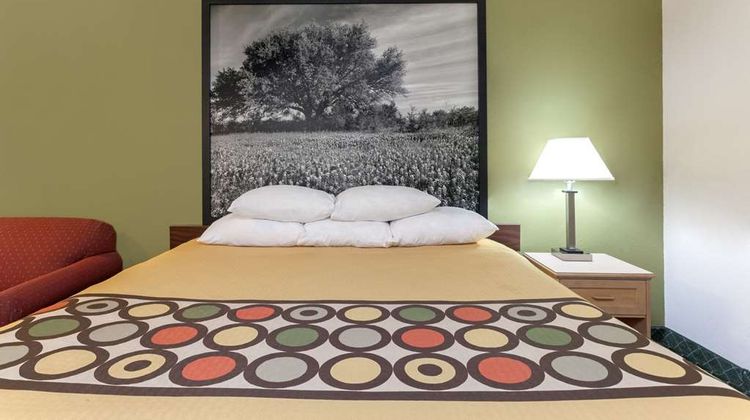 Super 8 Fredericksburg Room