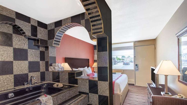 Ramada Limited Cockeysville Suite