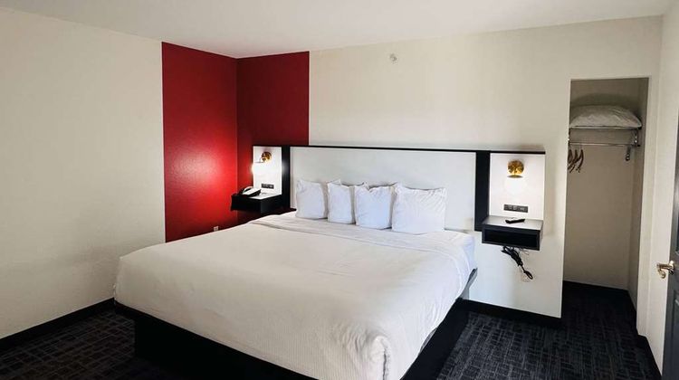 Ramada Sparta/At Speedway Room
