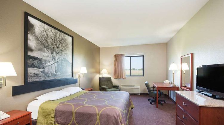 Super 8 Iola KS Room