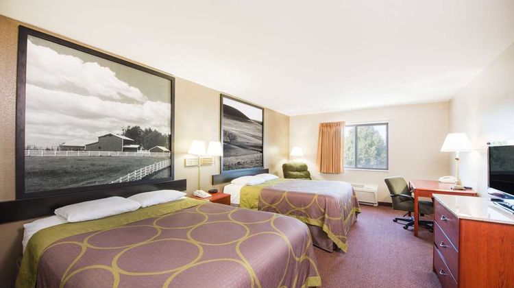 Super 8 Iola KS Room
