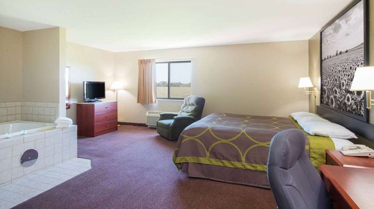 Super 8 Iola KS Suite