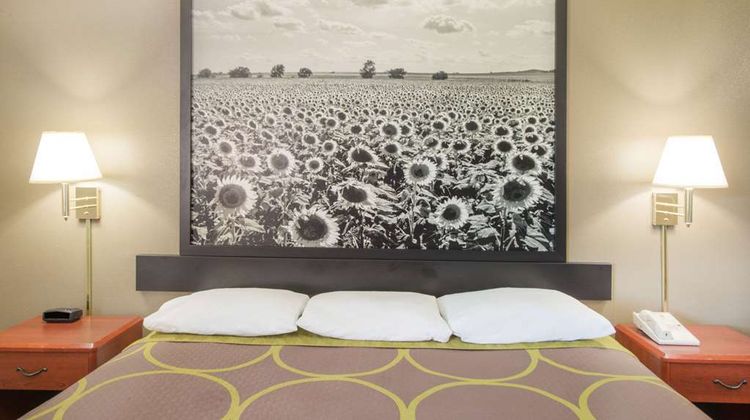 Super 8 Iola KS Suite