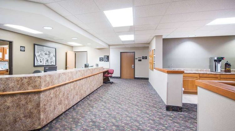 Super 8 Iola KS Lobby