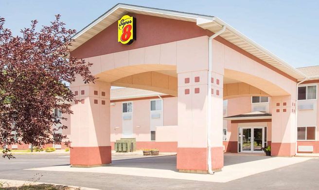 Super 8 Iola KS Exterior