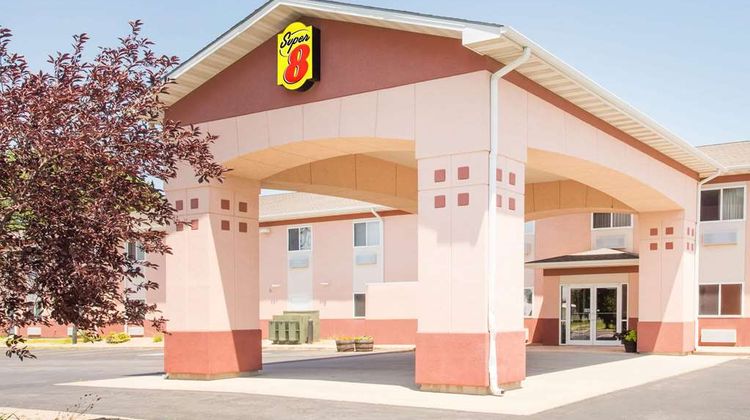Super 8 Iola KS Exterior