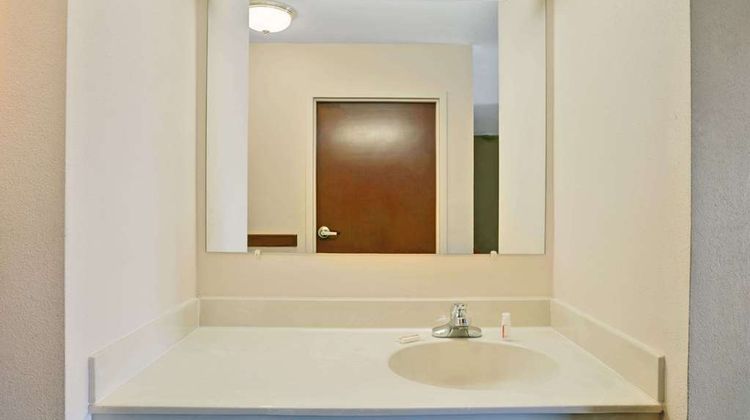 Super 8 Louisville/Expo Center Room