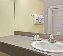 Super 8 Barrie Room