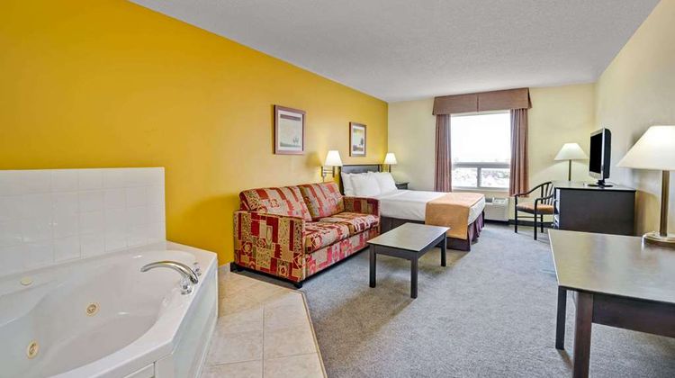 Super 8 Barrie Suite