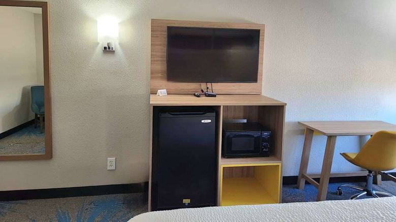 <b>Days Inn & Suites New Iberia Room</b>. Images powered by <a href="https://iceportal.shijigroup.com/" title="IcePortal" target="_blank">IcePortal</a>.