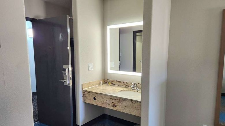 <b>Days Inn & Suites New Iberia Room</b>. Images powered by <a href="https://iceportal.shijigroup.com/" title="IcePortal" target="_blank">IcePortal</a>.