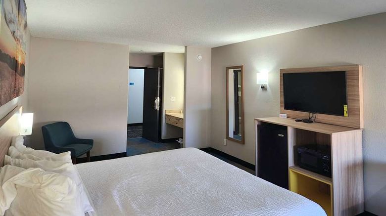 <b>Days Inn & Suites New Iberia Room</b>. Images powered by <a href="https://iceportal.shijigroup.com/" title="IcePortal" target="_blank">IcePortal</a>.