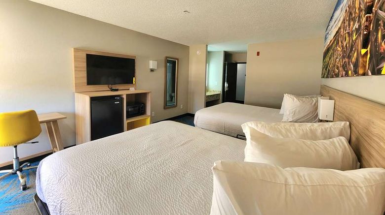 <b>Days Inn & Suites New Iberia Room</b>. Images powered by <a href="https://iceportal.shijigroup.com/" title="IcePortal" target="_blank">IcePortal</a>.