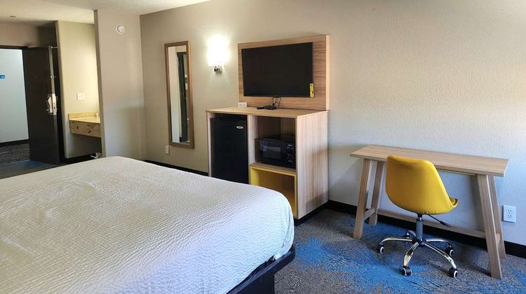 Days Inn & Suites New Iberia Room