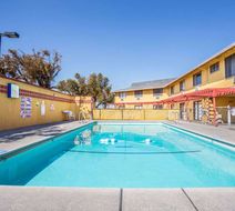 Travelodge Turlock Lobby
