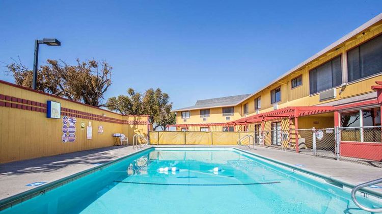Travelodge Turlock Lobby
