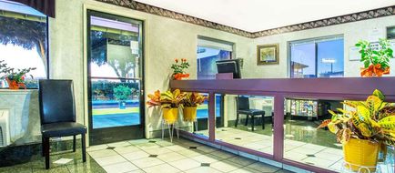 Travelodge Turlock Lobby