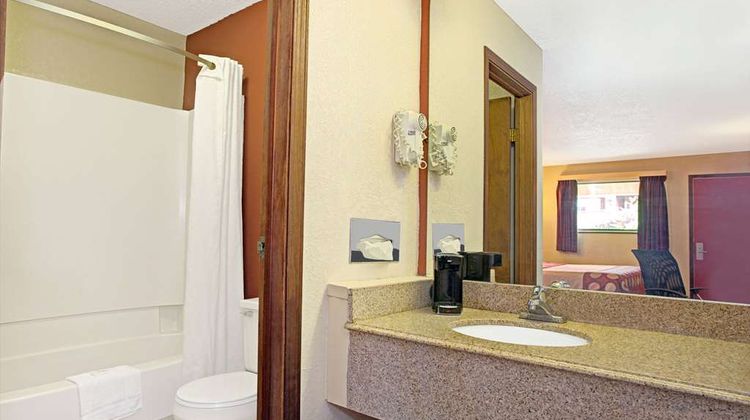 Super 8 Cincinnati Room