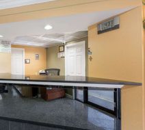 Super 8 Indianapolis Lobby