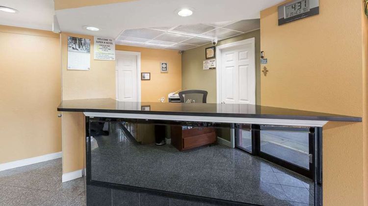 Super 8 Indianapolis Lobby
