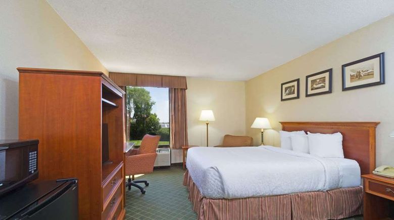 <b>Days Inn Columbus Airport Room</b>. Images powered by <a href="https://iceportal.shijigroup.com/" title="IcePortal" target="_blank">IcePortal</a>.