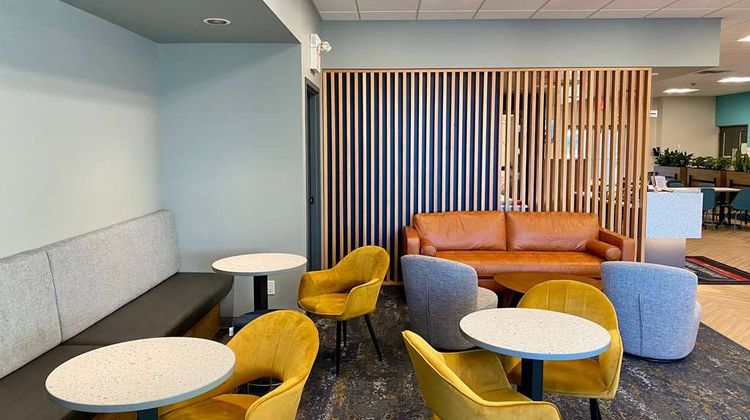 Howard Johnson Express Inn-Winnipeg West Lobby