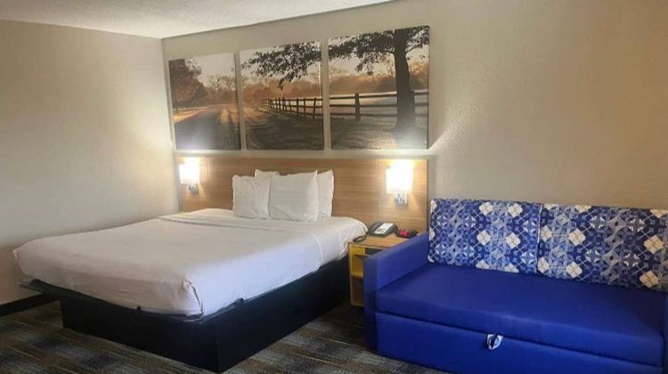 Days Inn & Suites by Wyndham Mobile Room