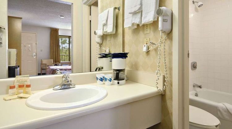 Days Inn & Suites by Wyndham Mobile Room