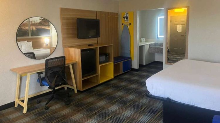 Days Inn & Suites by Wyndham Mobile Room