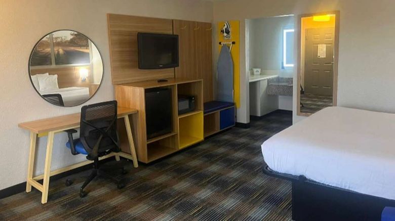 <b>Days Inn & Suites by Wyndham Mobile Room</b>. Images powered by <a href="https://iceportal.shijigroup.com/" title="IcePortal" target="_blank">IcePortal</a>.