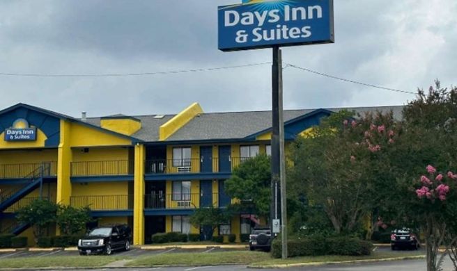 Days Inn & Suites by Wyndham Mobile Exterior