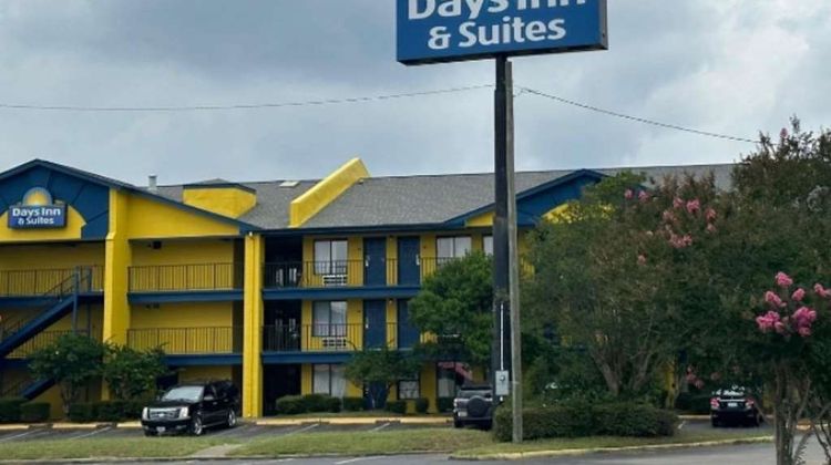 Days Inn & Suites by Wyndham Mobile Exterior