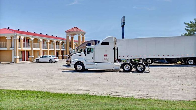 <b>Days Inn Louisville Arpt Fair & Expo Ctr Exterior</b>. Images powered by <a href="https://iceportal.shijigroup.com/" title="IcePortal" target="_blank">IcePortal</a>.