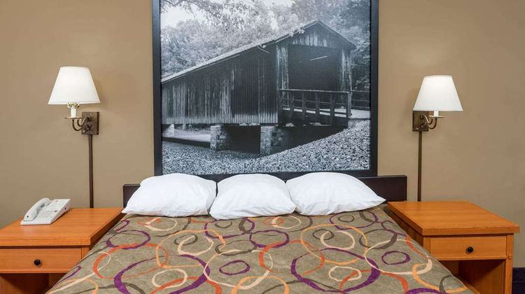 Super 8 Columbia East Room