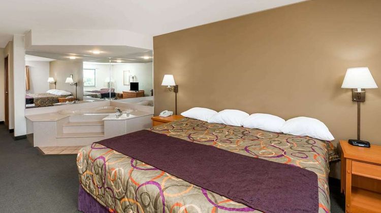 Super 8 Columbia East Room