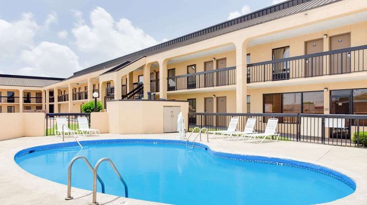 Days Inn Greenville MS Pool