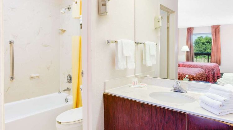 Days Inn Greenville MS Room