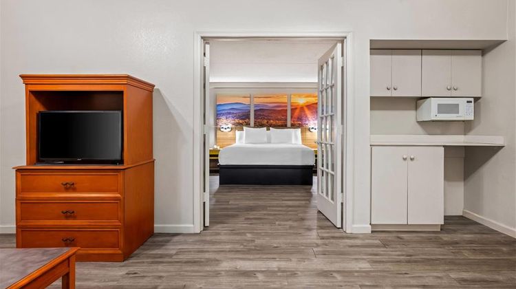 Days Inn by Wyndham Birmingham/West Suite