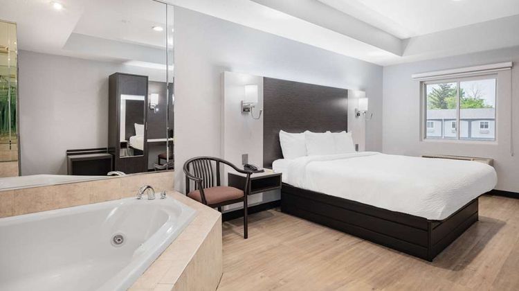 Days Inn & Suites Niagara Falls/Buffalo Suite