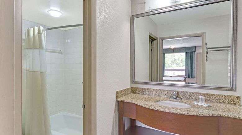 <b>Travelodge Williamsburg Colonial Area Room</b>. Images powered by <a href="https://iceportal.shijigroup.com/" title="IcePortal" target="_blank">IcePortal</a>.