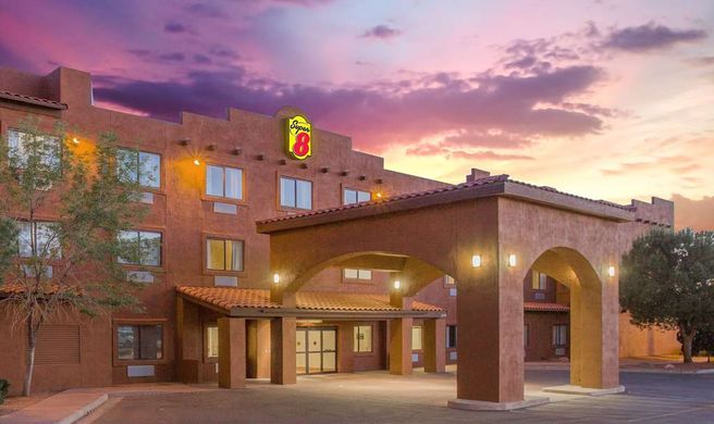 Super 8 Page/Lake Powell Exterior