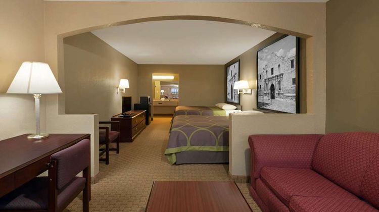 Super 8 San Antonio/Riverwalk Area Suite