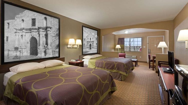 Super 8 San Antonio/Riverwalk Area Suite
