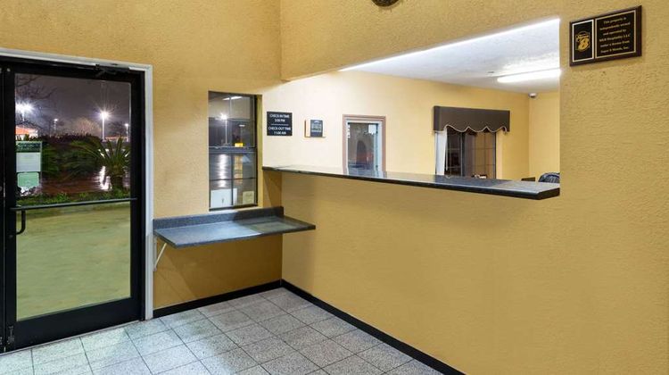 Super 8 San Antonio/Riverwalk Area Lobby