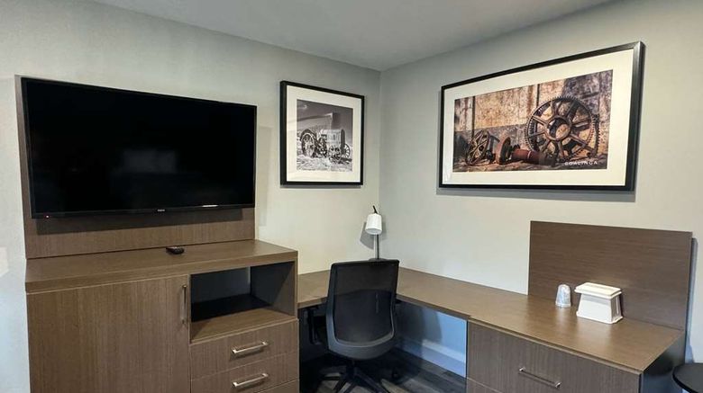 <b>Baymont by Wyndham Coalinga Room</b>. Images powered by <a href="https://iceportal.shijigroup.com/" title="IcePortal" target="_blank">IcePortal</a>.