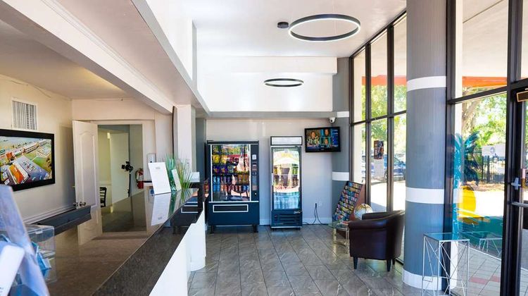 Howard Johnson Inn and Suites Clearwater Lobby